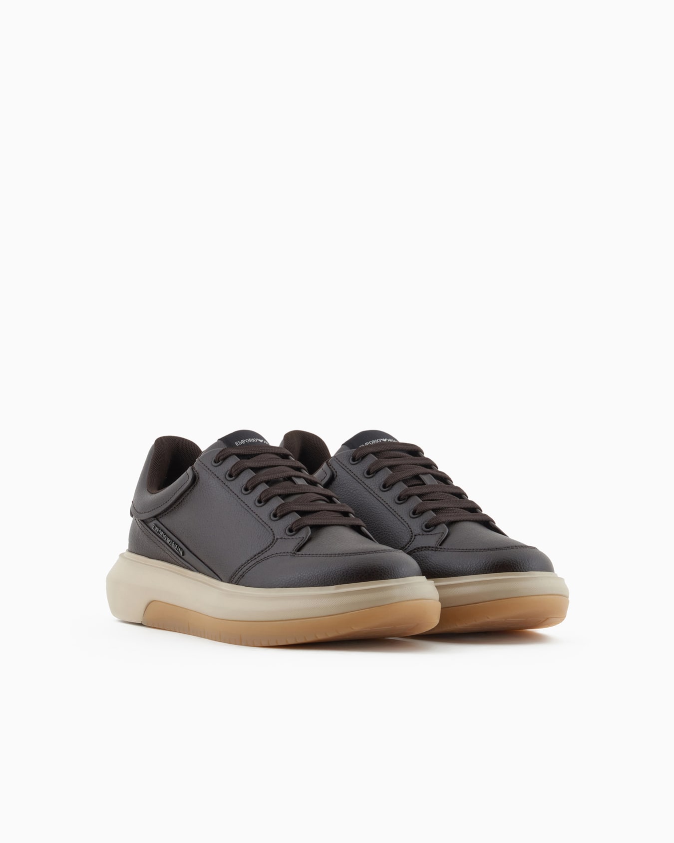 Sneaker aus gehämmertem Leder mit Logo an der Seite Folie 1