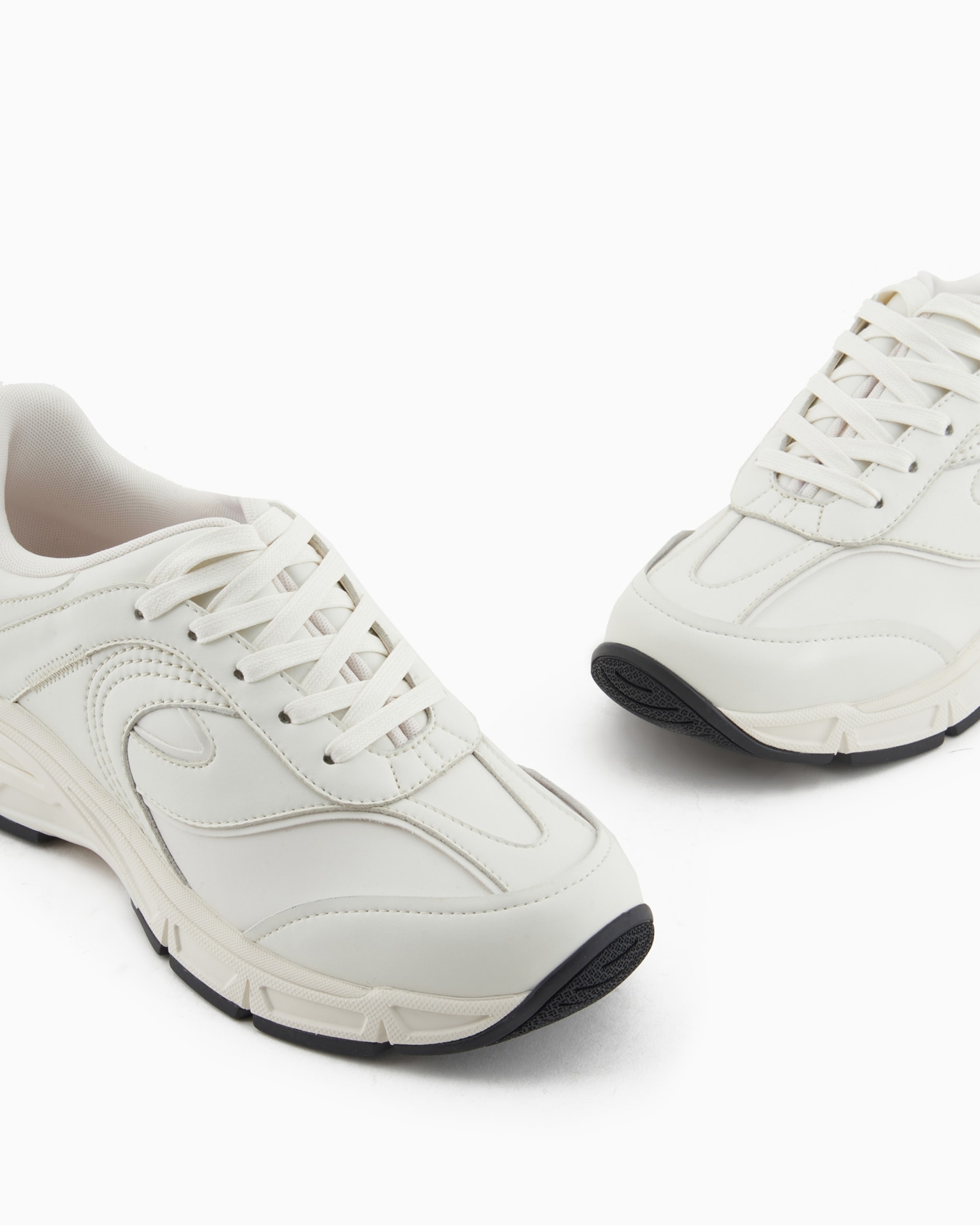 Soft-material sneakers with wave motif Slide 4