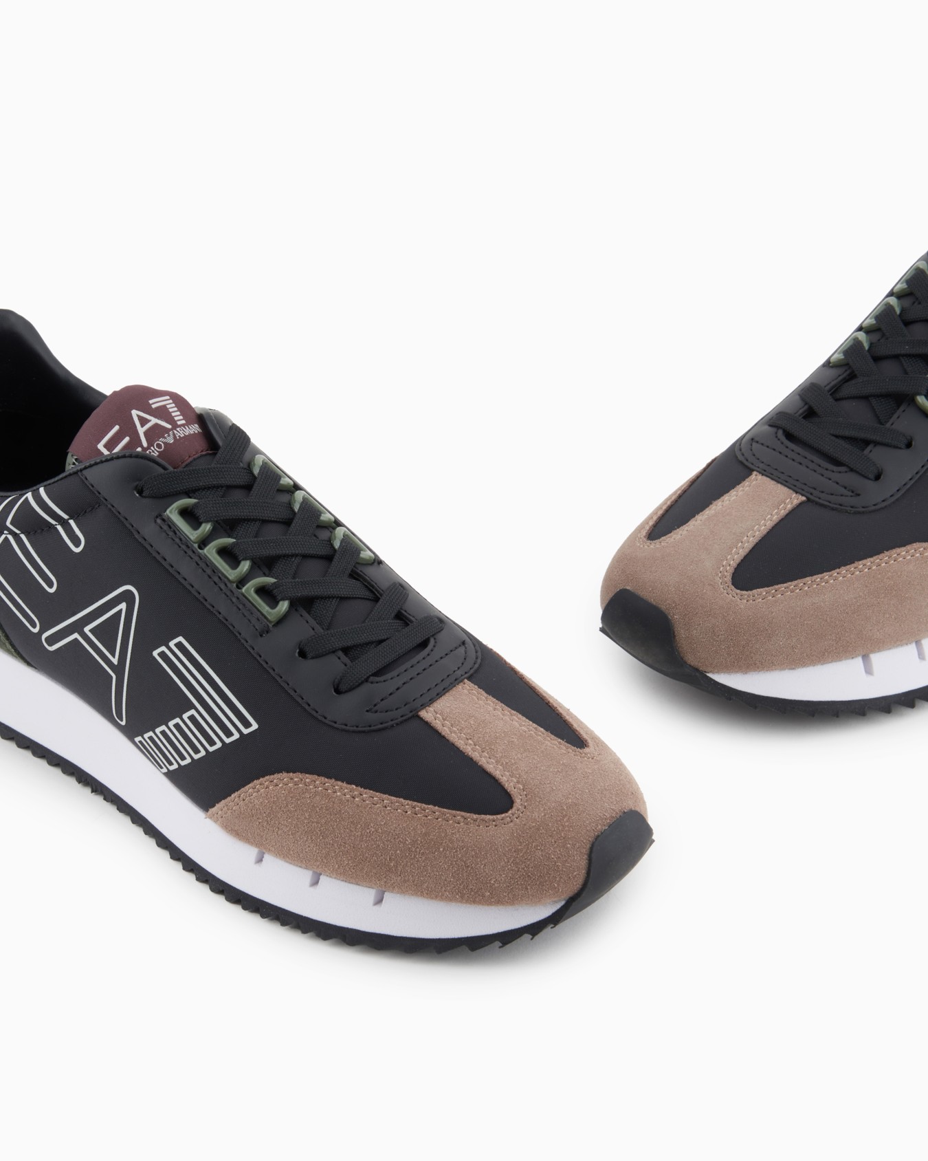 Sneakers noires et blanches Vintage Diapositive 4