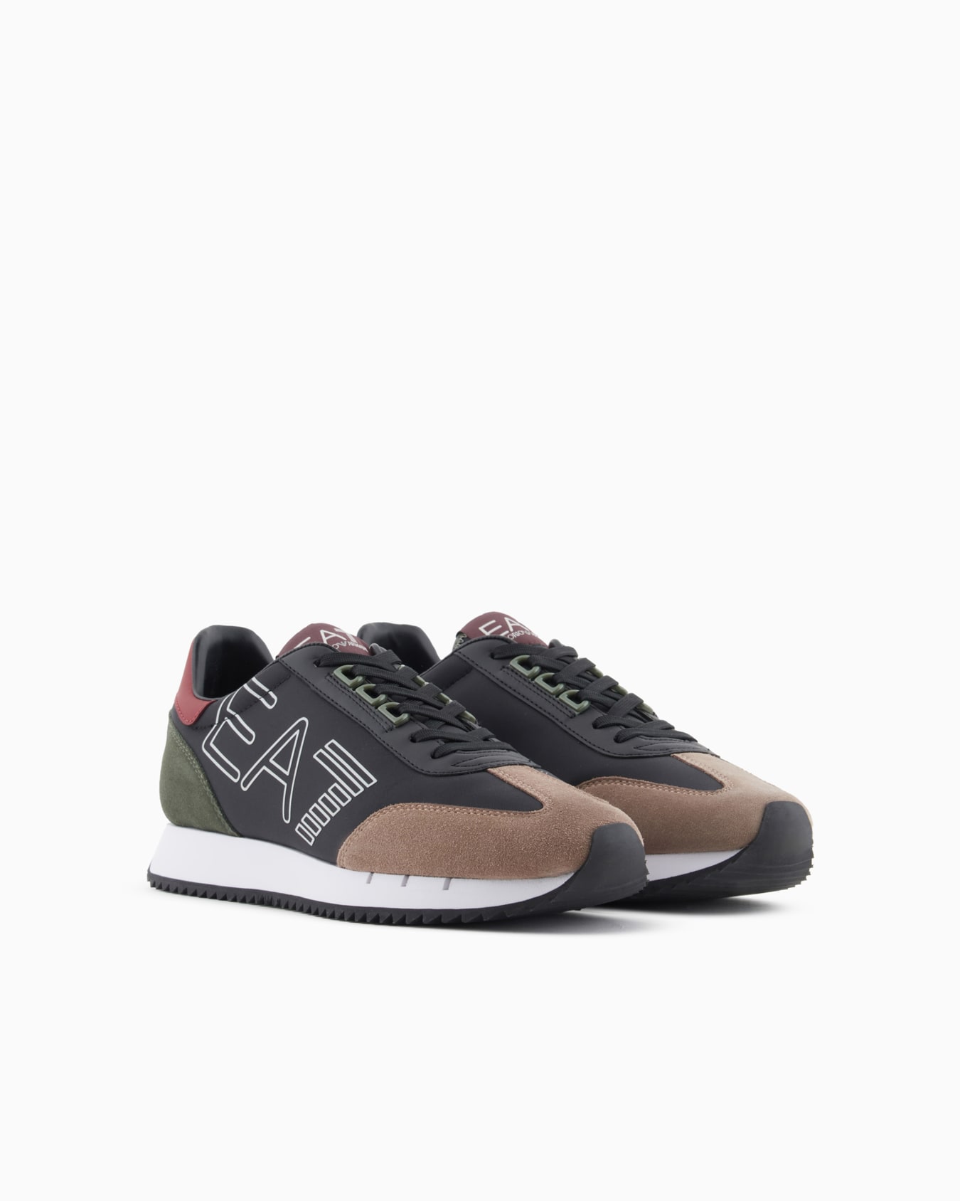 Sneakers noires et blanches Vintage Diapositive 1