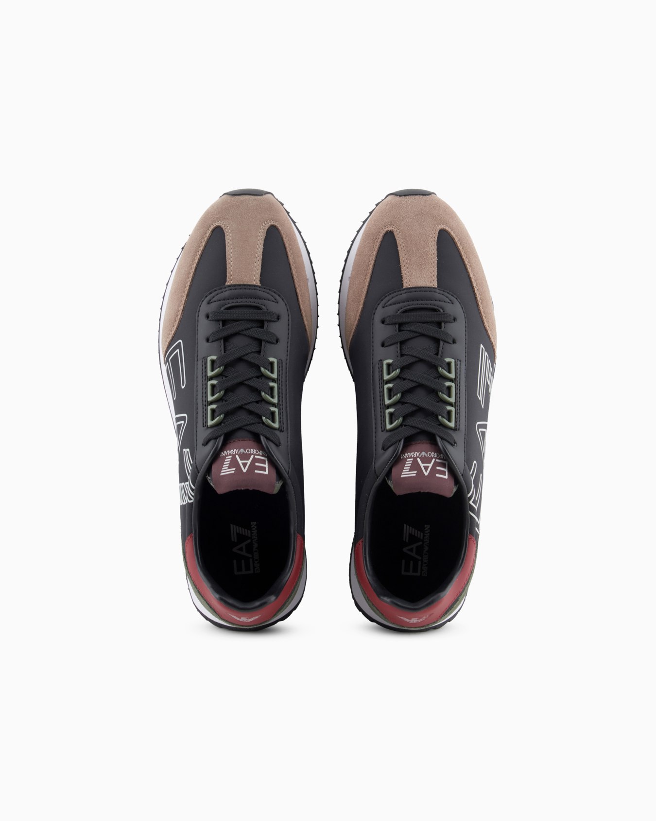 Sneakers noires et blanches Vintage Diapositive 2