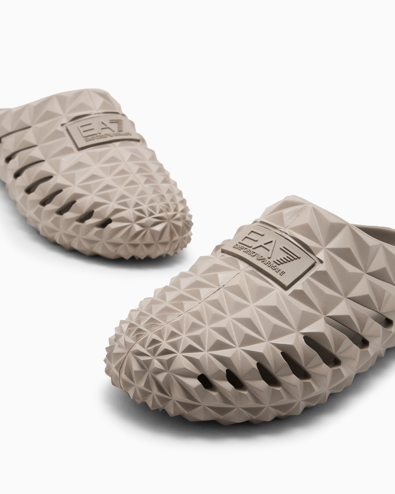 Sliders with a three-dimensional geometric motif Slide 4