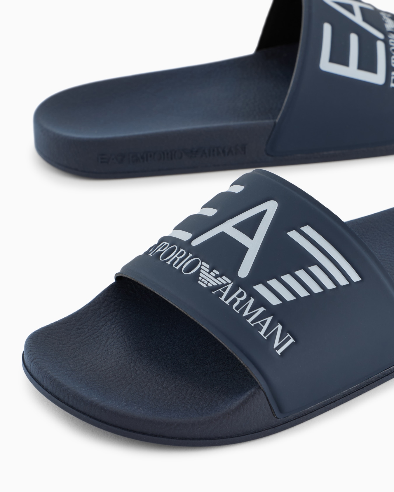 Sliders with oversized logo Diapositiva 1