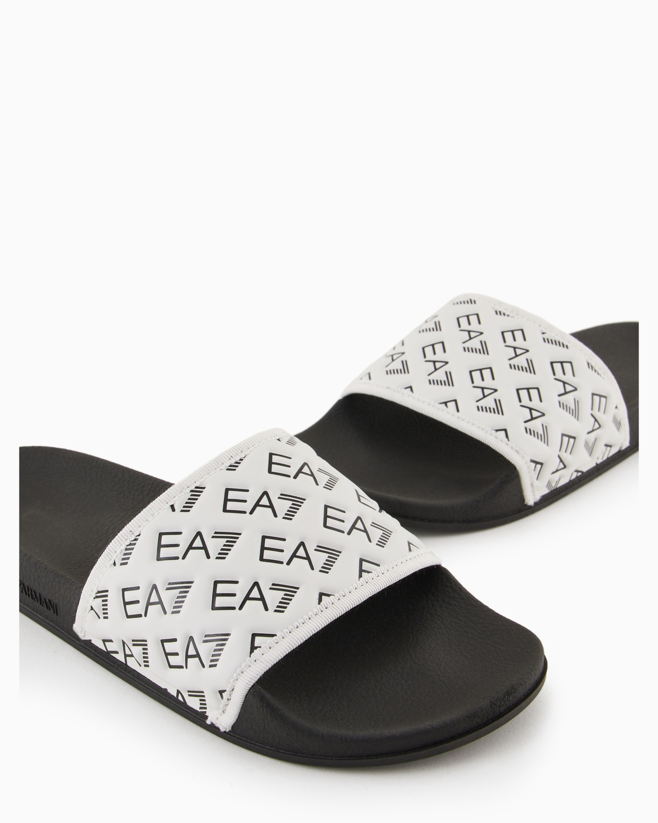 Slides with all-over logo Slide 1