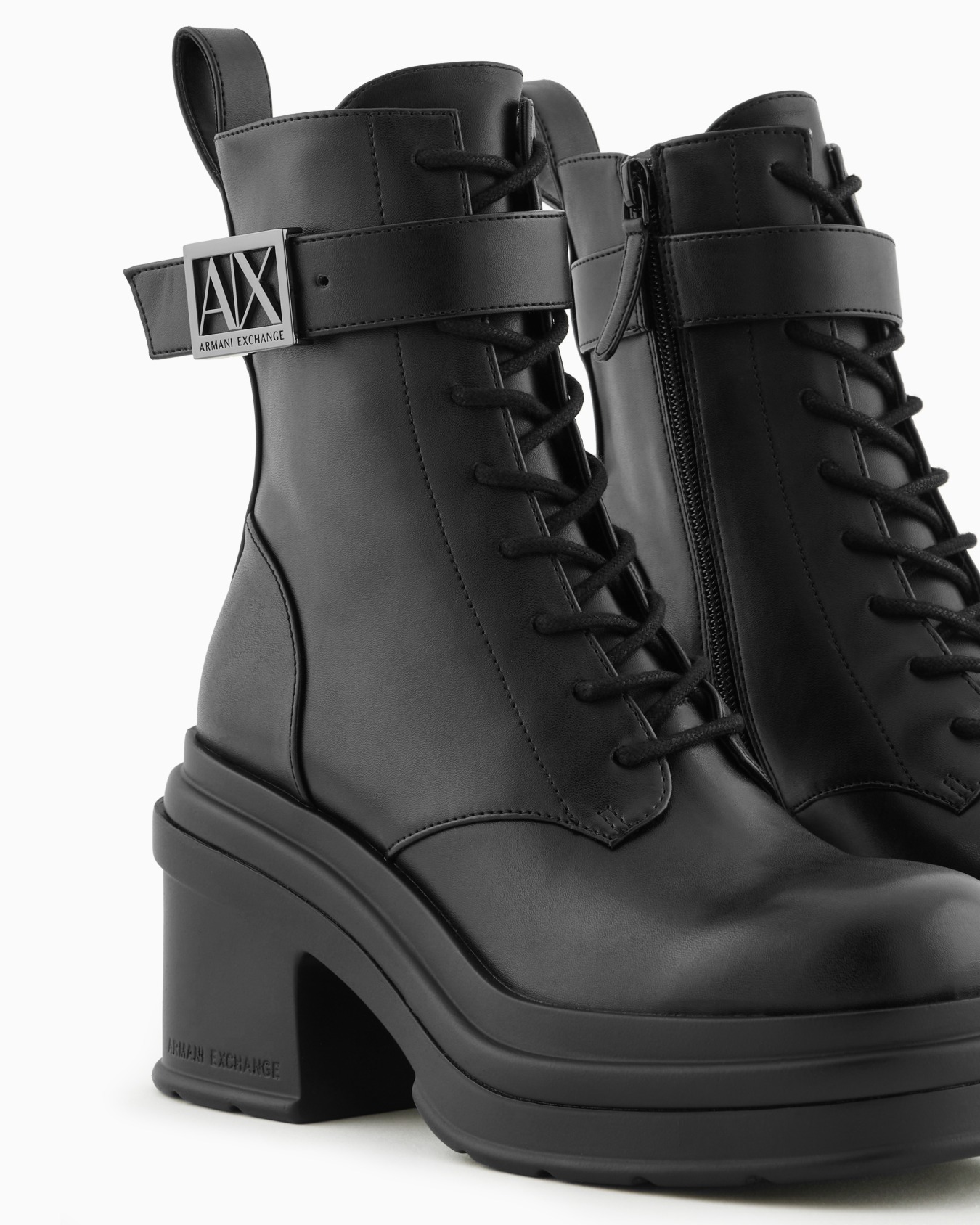 Sneakers with laces and logo Slide 4
