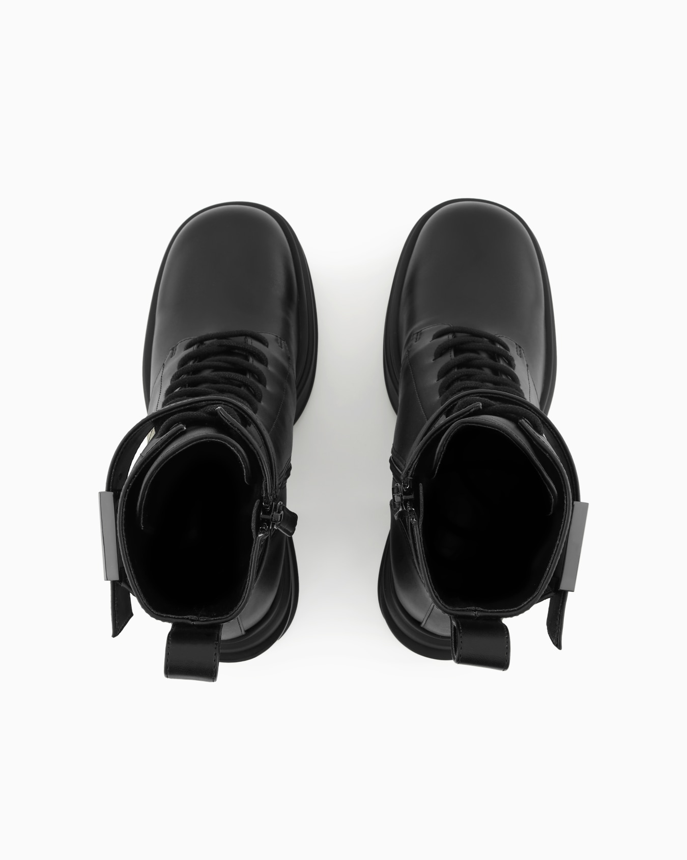 Sneakers with laces and logo Slide 2