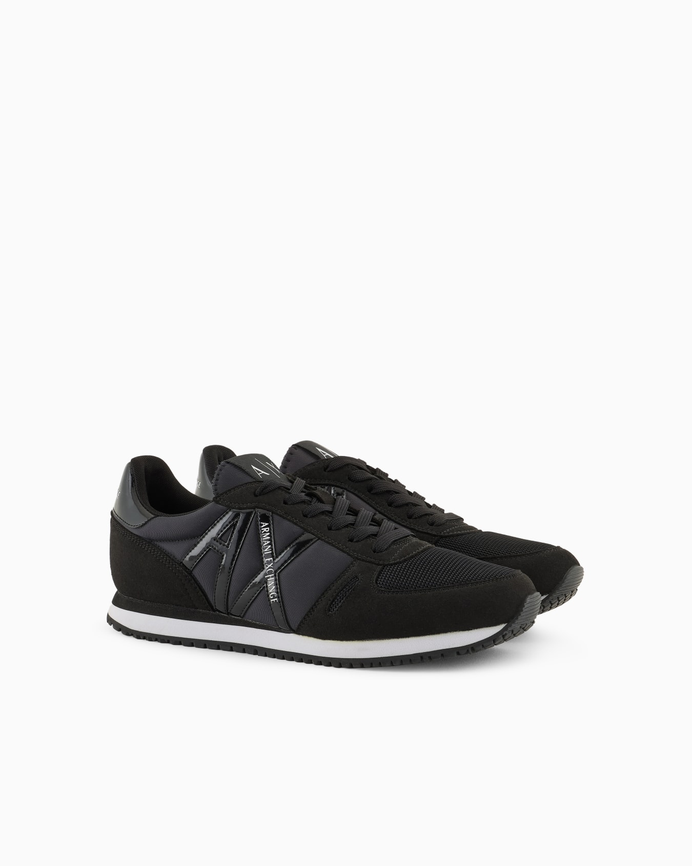 Deportivas con detalles de microgamuza, malla y nailon. Diapositiva 1