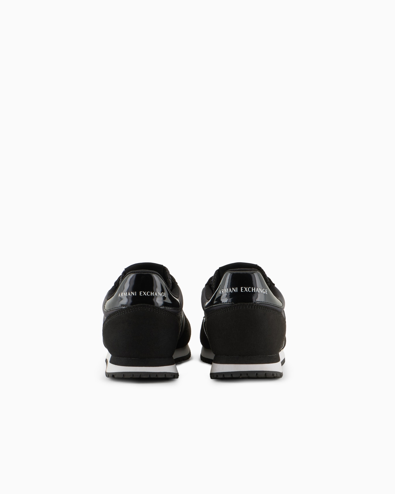 Deportivas con detalles de microgamuza, malla y nailon. Diapositiva 3