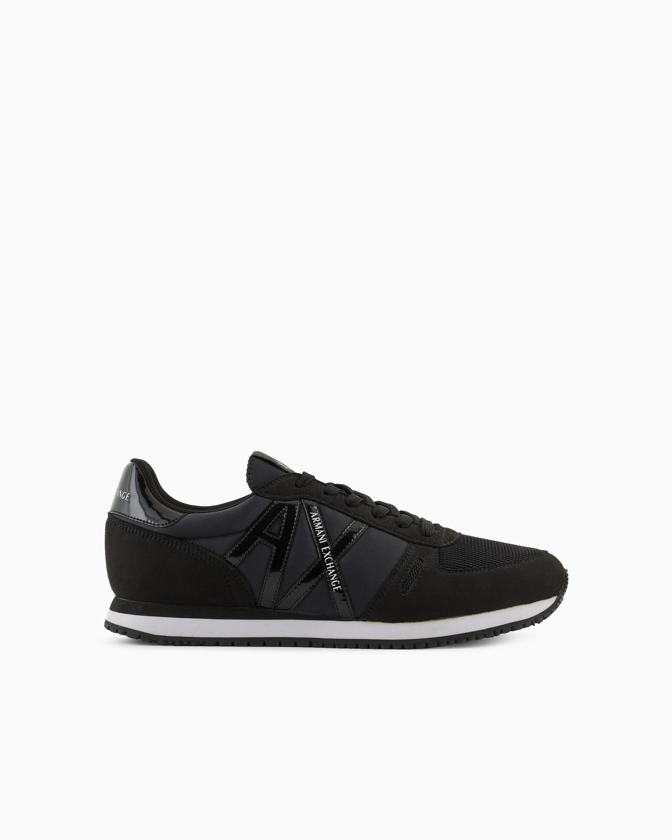 Deportivas con detalles de microgamuza, malla y nailon. Diapositiva 0
