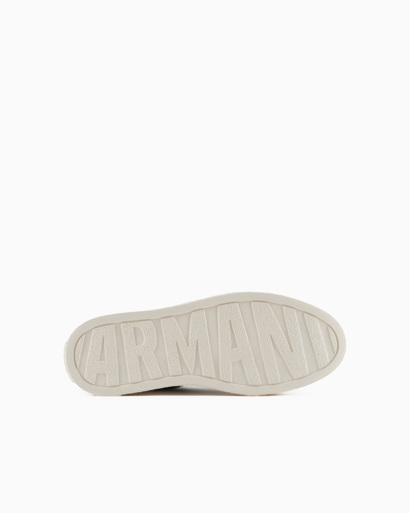 Zapatillas con suela alta y logo en contraste. Diapositiva 5