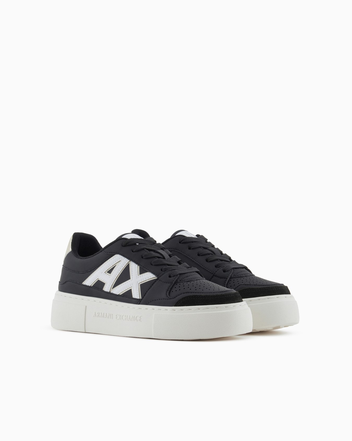 Zapatillas con suela alta y logo en contraste. Diapositiva 1