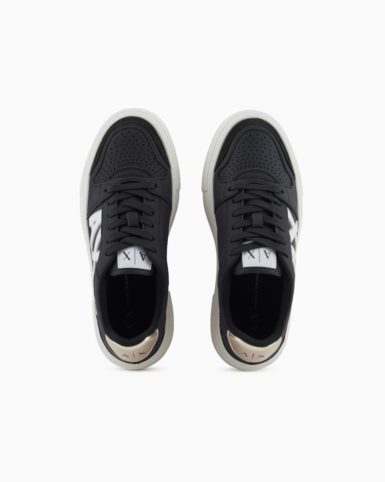 Zapatillas con suela alta y logo en contraste. Diapositiva 2