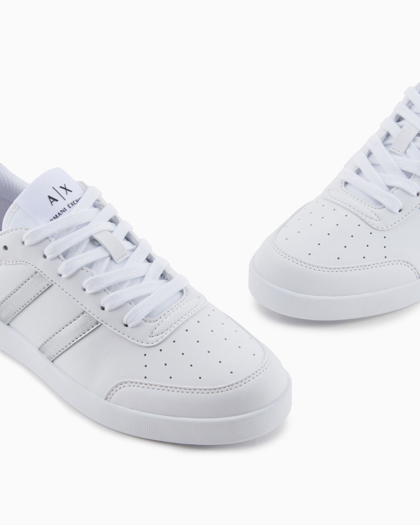 Sneakers with contrasting side bands Slide 4