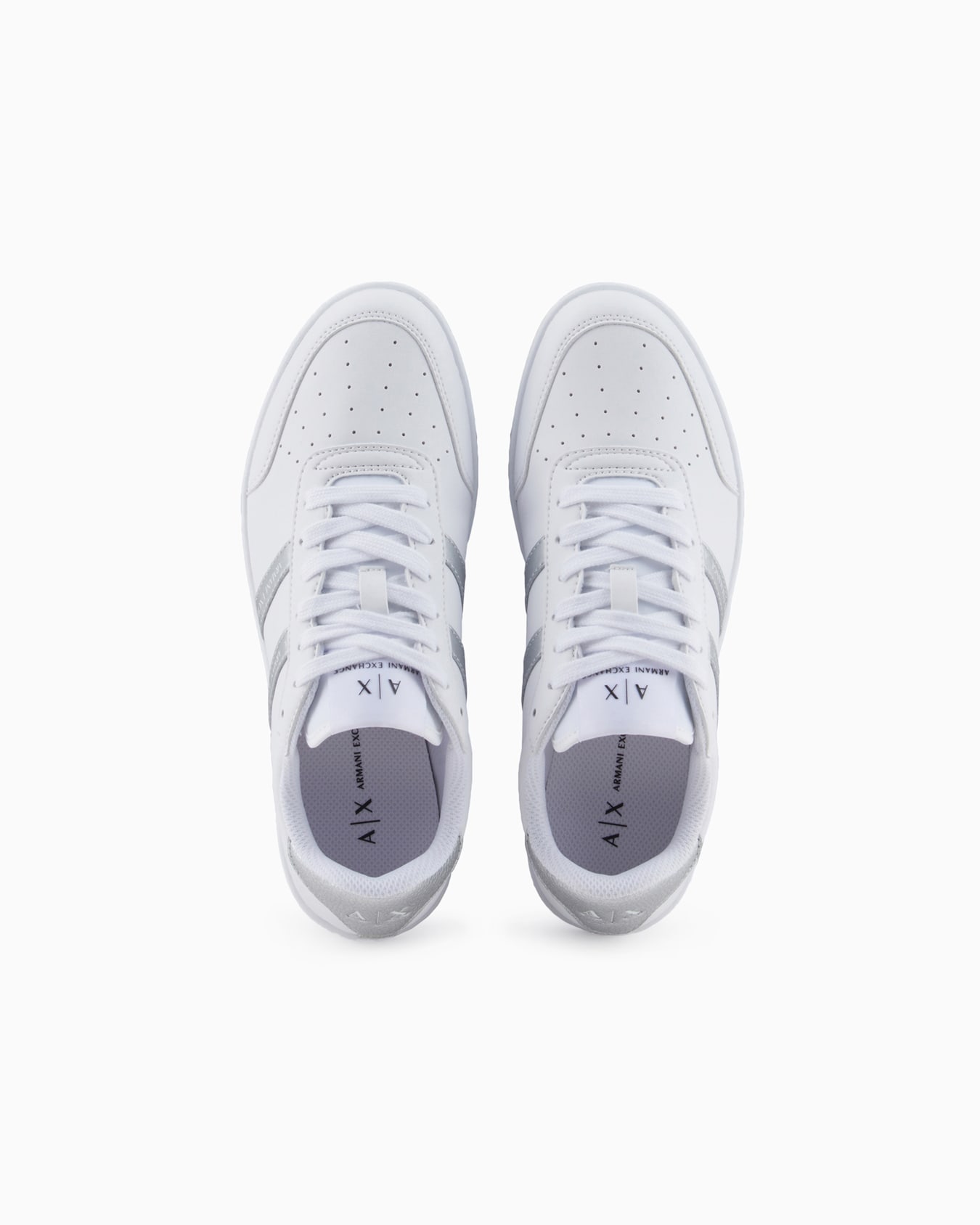 Sneakers with contrasting side bands Slide 2