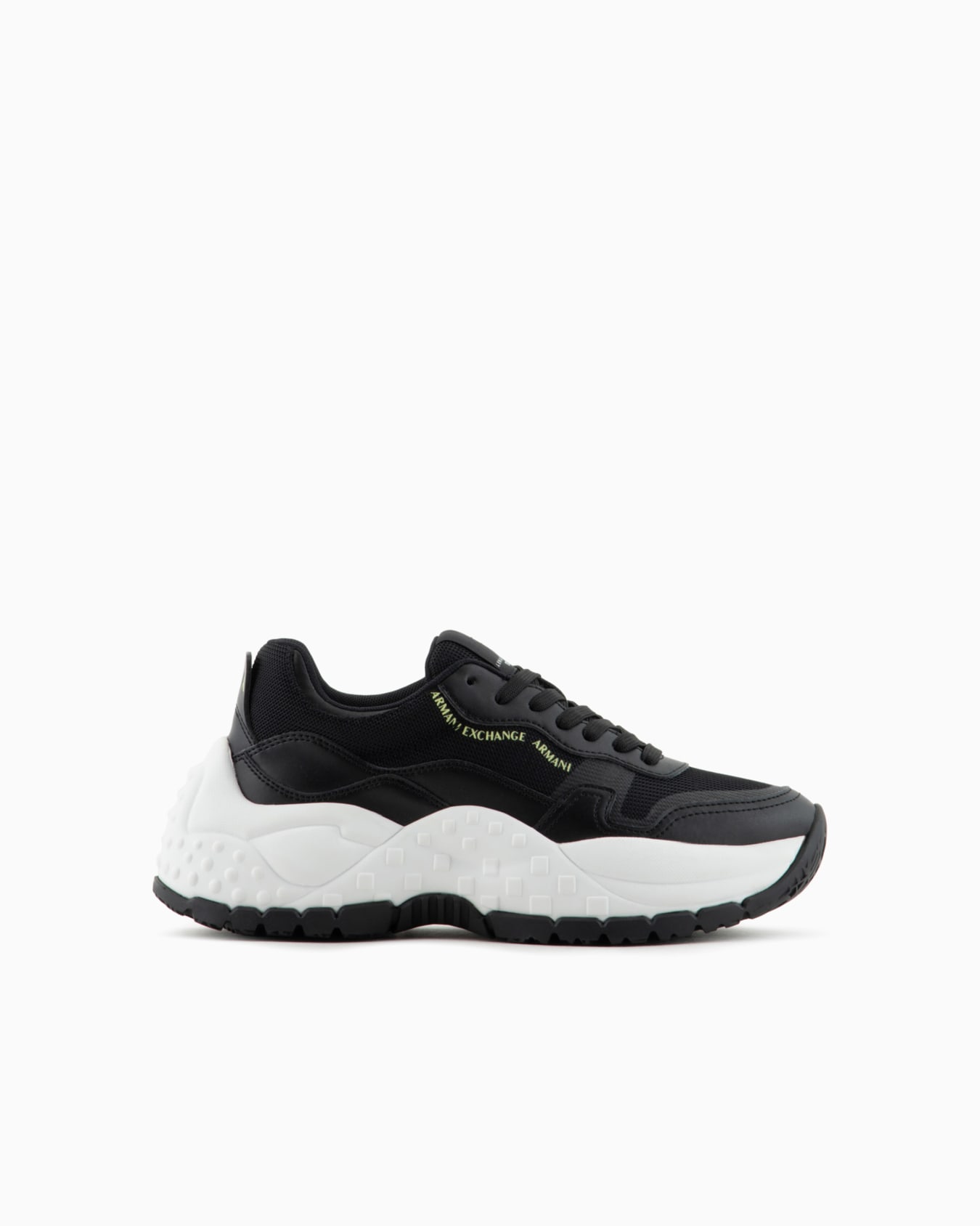 Sneakers with logo Diapositiva 0