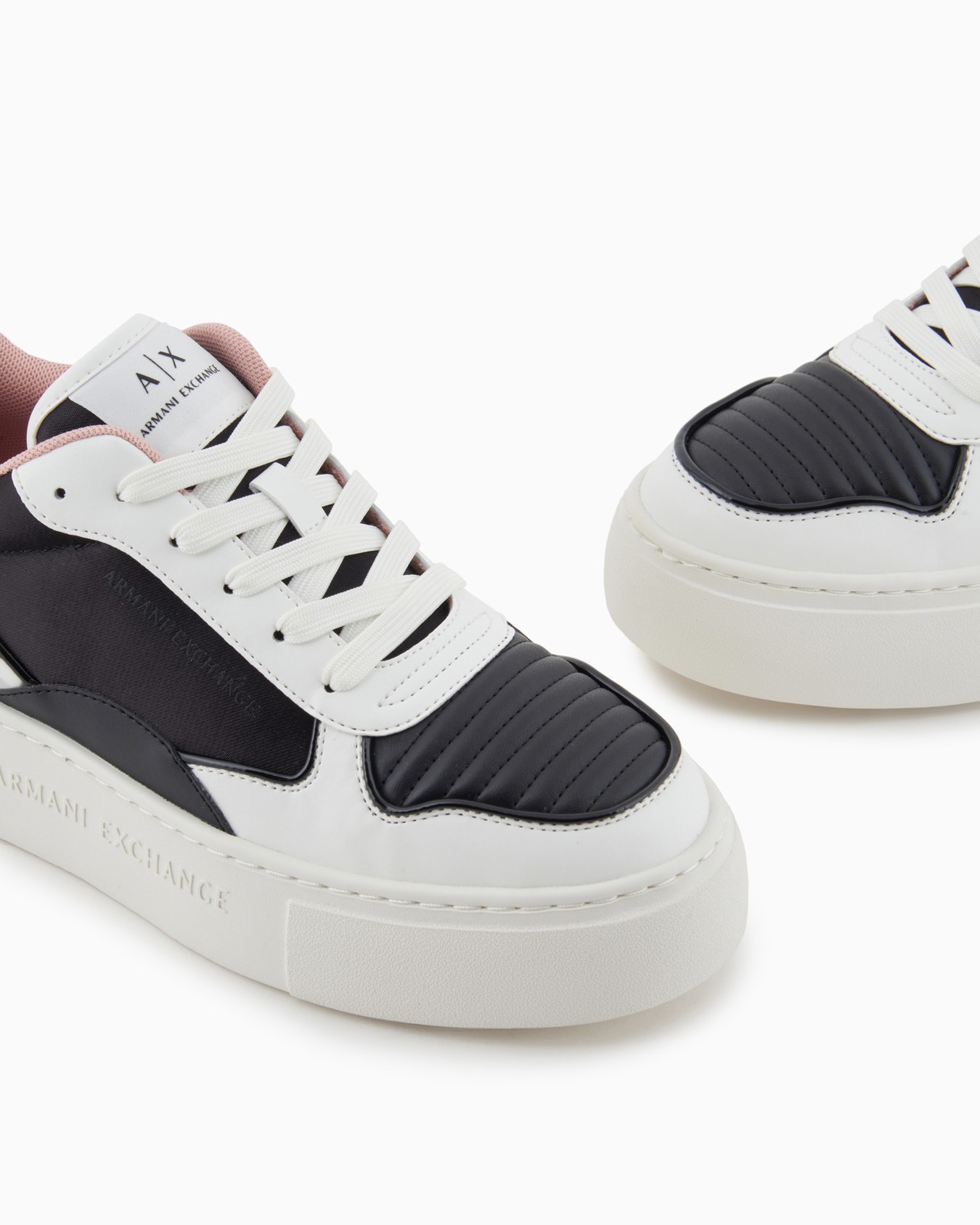 Zapatillas de suela alta con logo de nombre. Diapositiva 4
