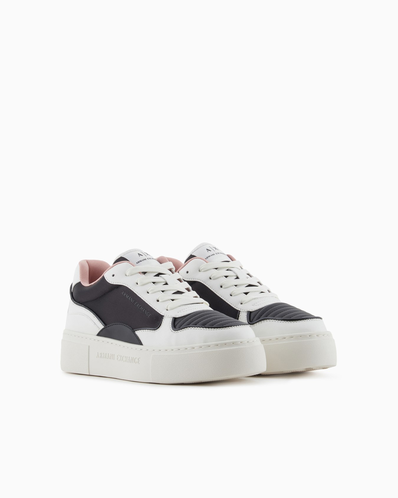 Zapatillas de suela alta con logo de nombre. Diapositiva 1