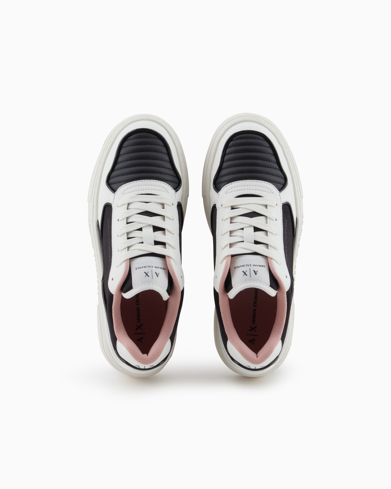 Zapatillas de suela alta con logo de nombre. Diapositiva 2