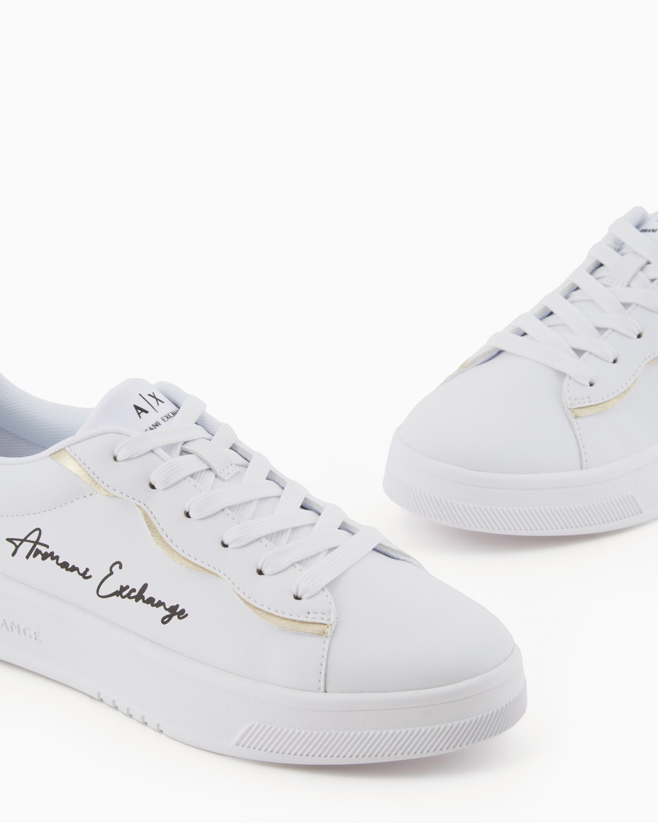 Zapatillas con ribetes metálicos y logo. Diapositiva 4