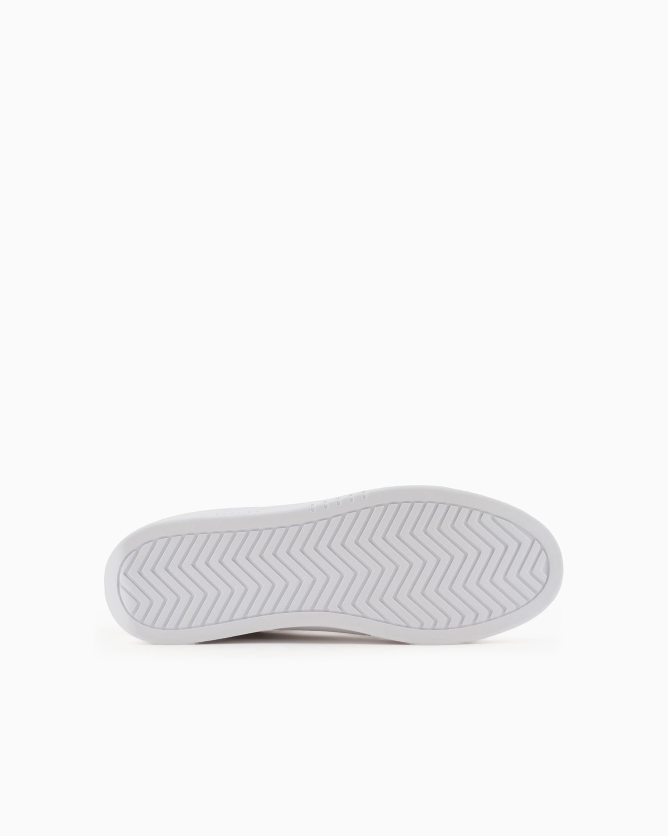 Zapatillas con ribetes metálicos y logo. Diapositiva 5