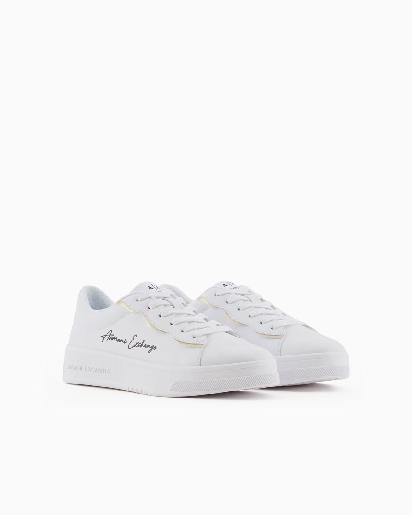 Zapatillas con ribetes metálicos y logo. Diapositiva 1