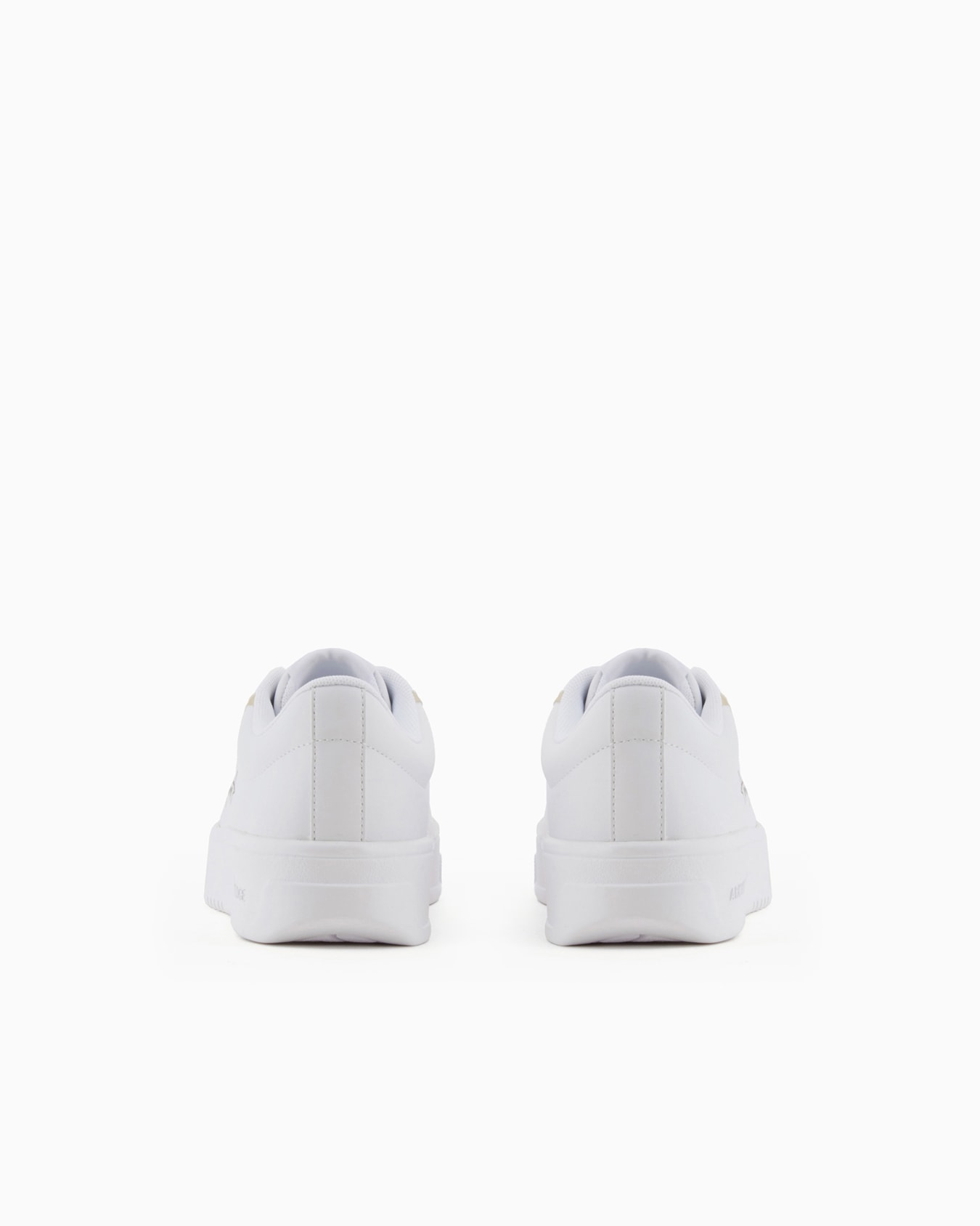 Zapatillas con ribetes metálicos y logo. Diapositiva 3