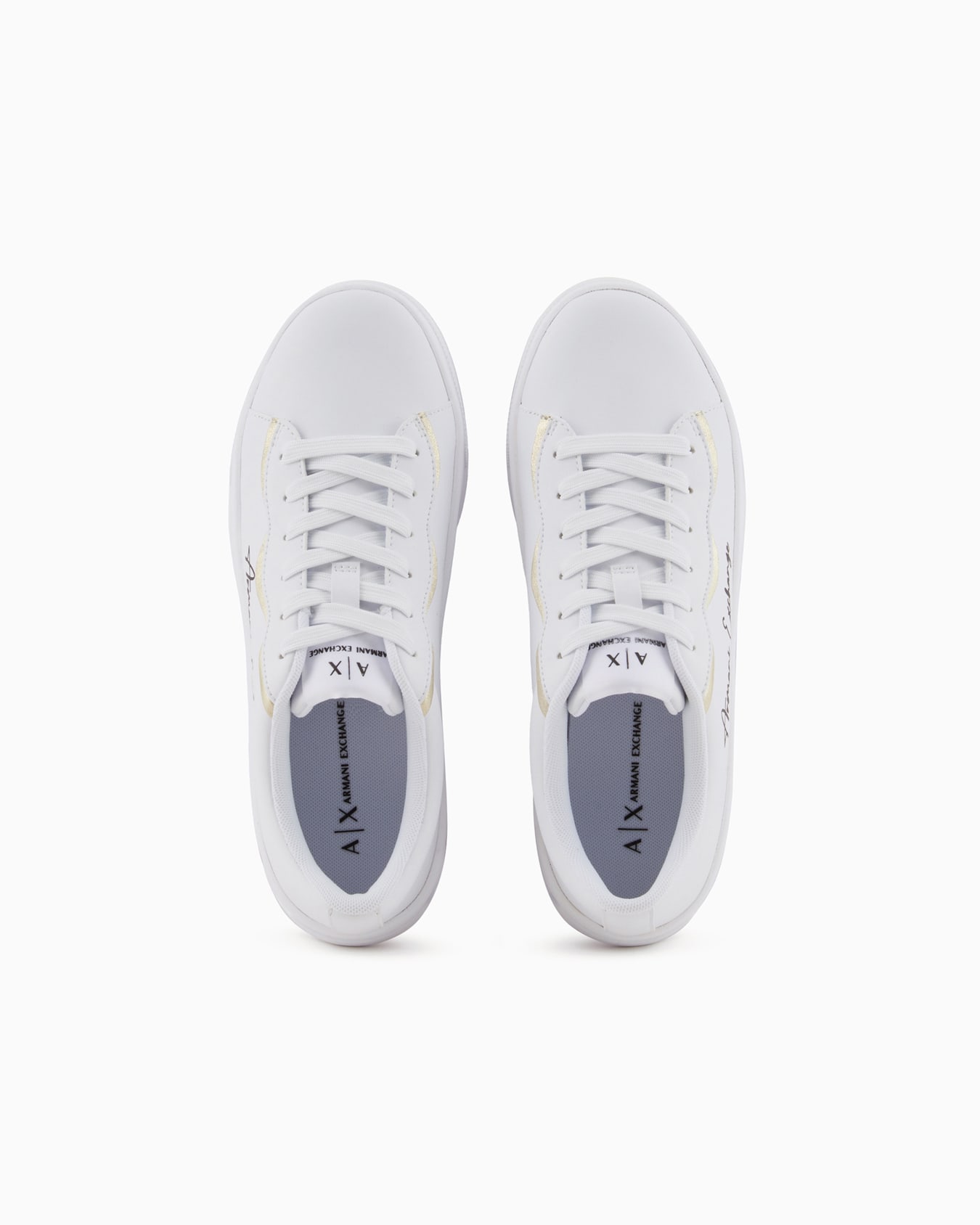 Zapatillas con ribetes metálicos y logo. Diapositiva 2