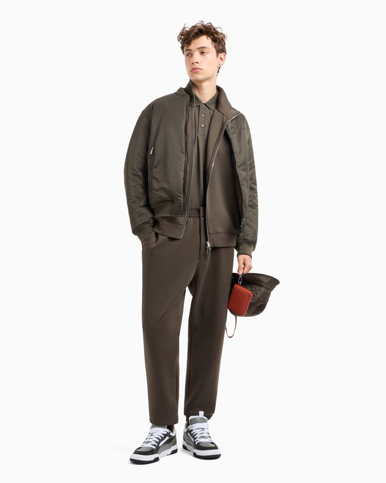 Oversized trousers with zip pocket Slide 3