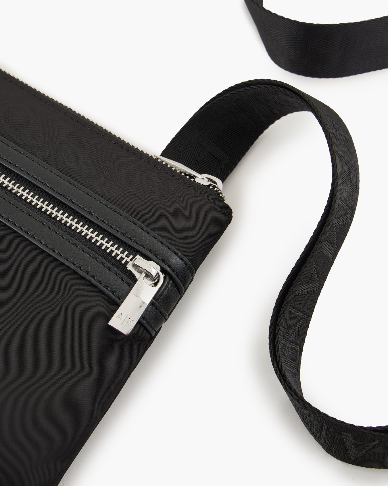 Nylon shoulder bag Slide 4