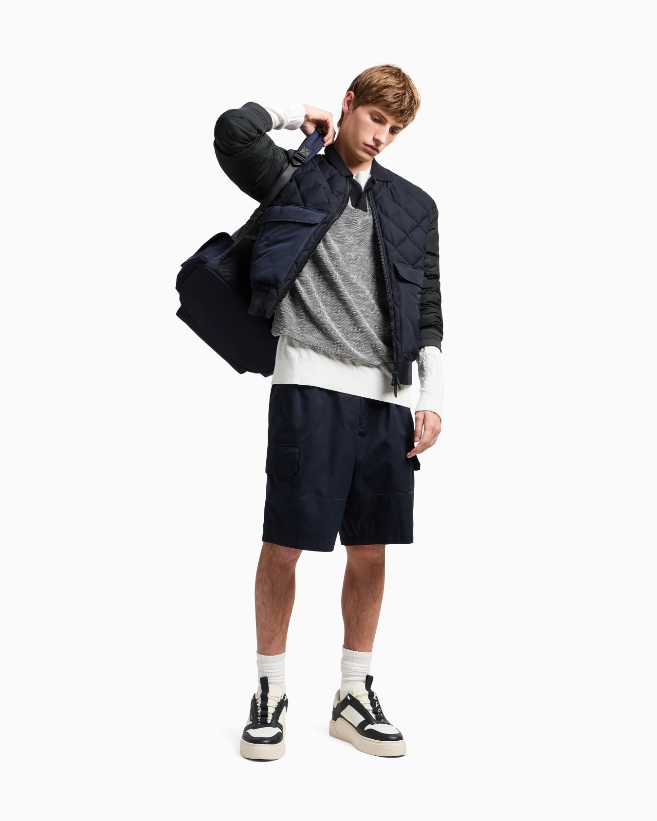 Shorts cargo in twill di cotone con maxi-tasche Slide 1