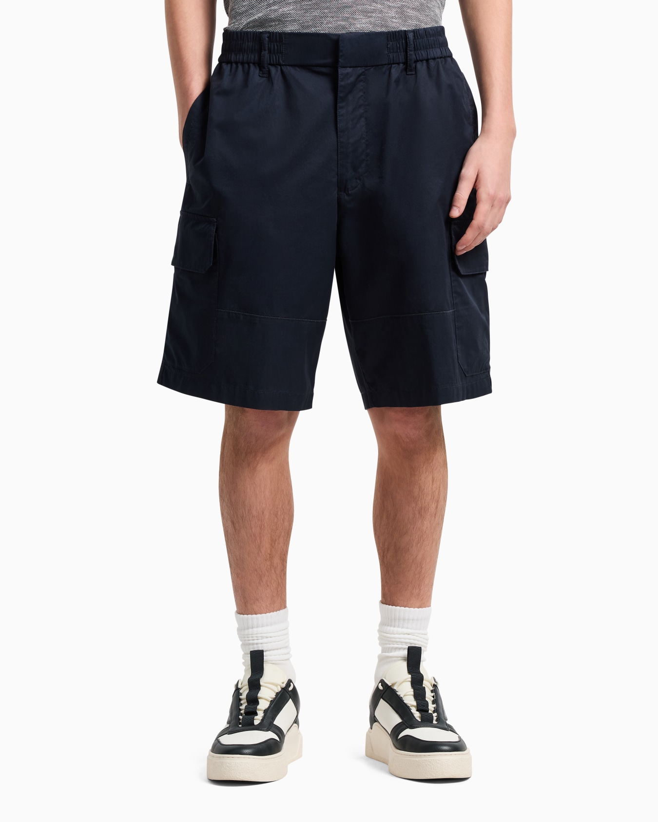 Shorts cargo in twill di cotone con maxi-tasche Slide 3