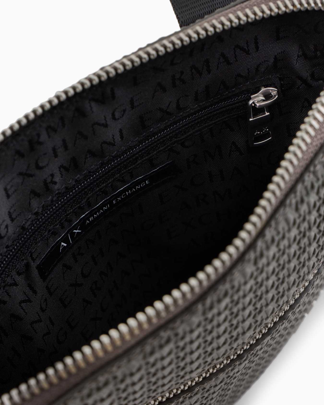 Bolso bandolera plano con logo grabado en toda la superficie Diapositiva 3