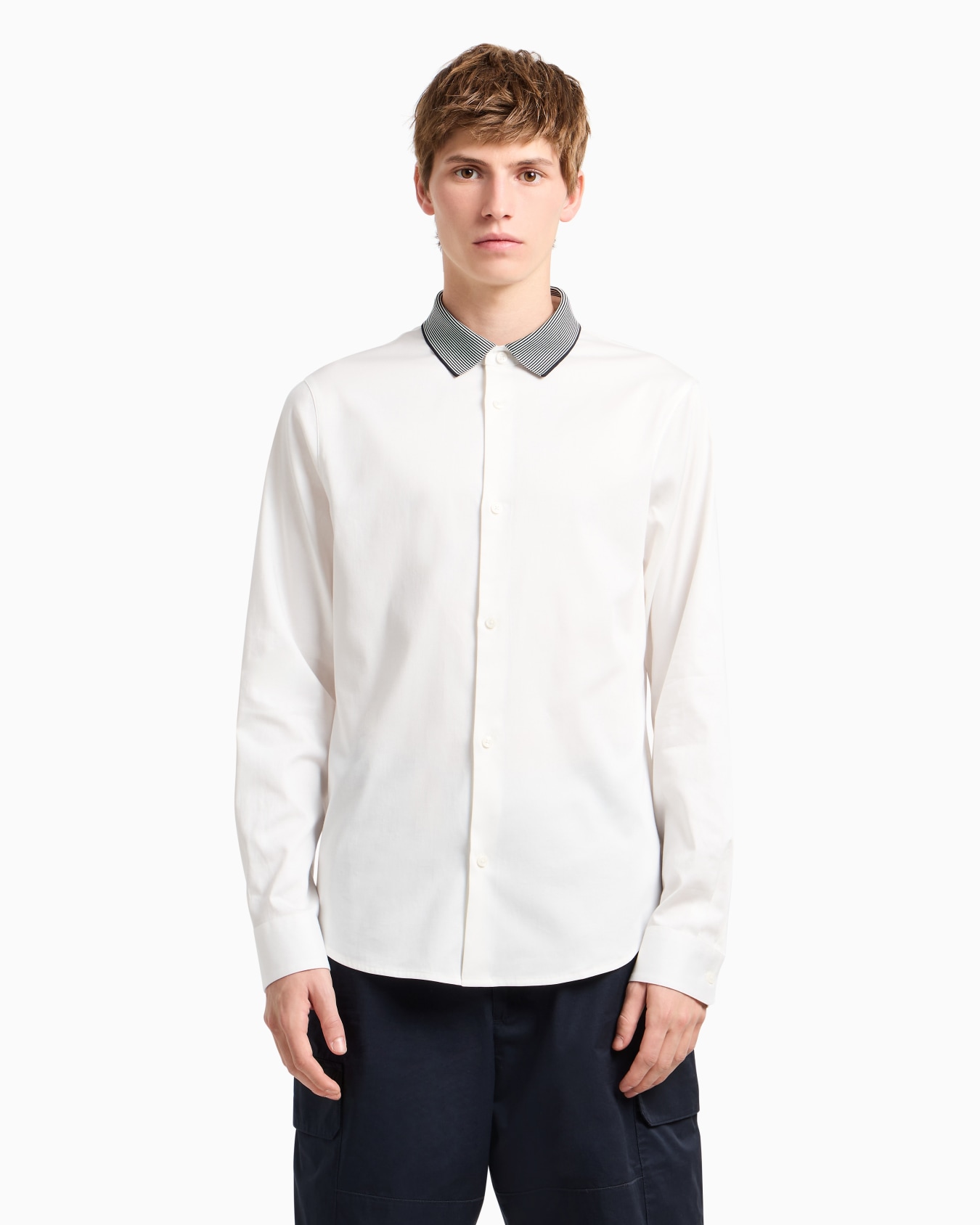 Camisa de algodón elástico de corte entallado con cuello en contraste Diapositiva 3