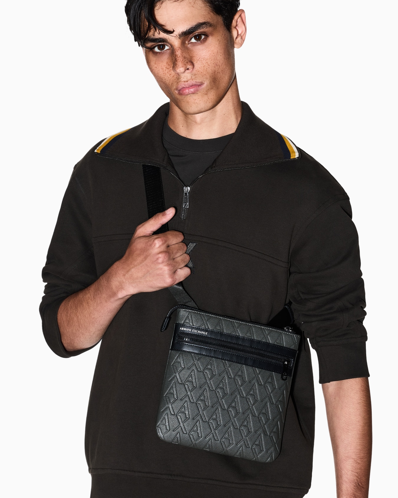 Flat shoulder bag with allover logo Slide 5