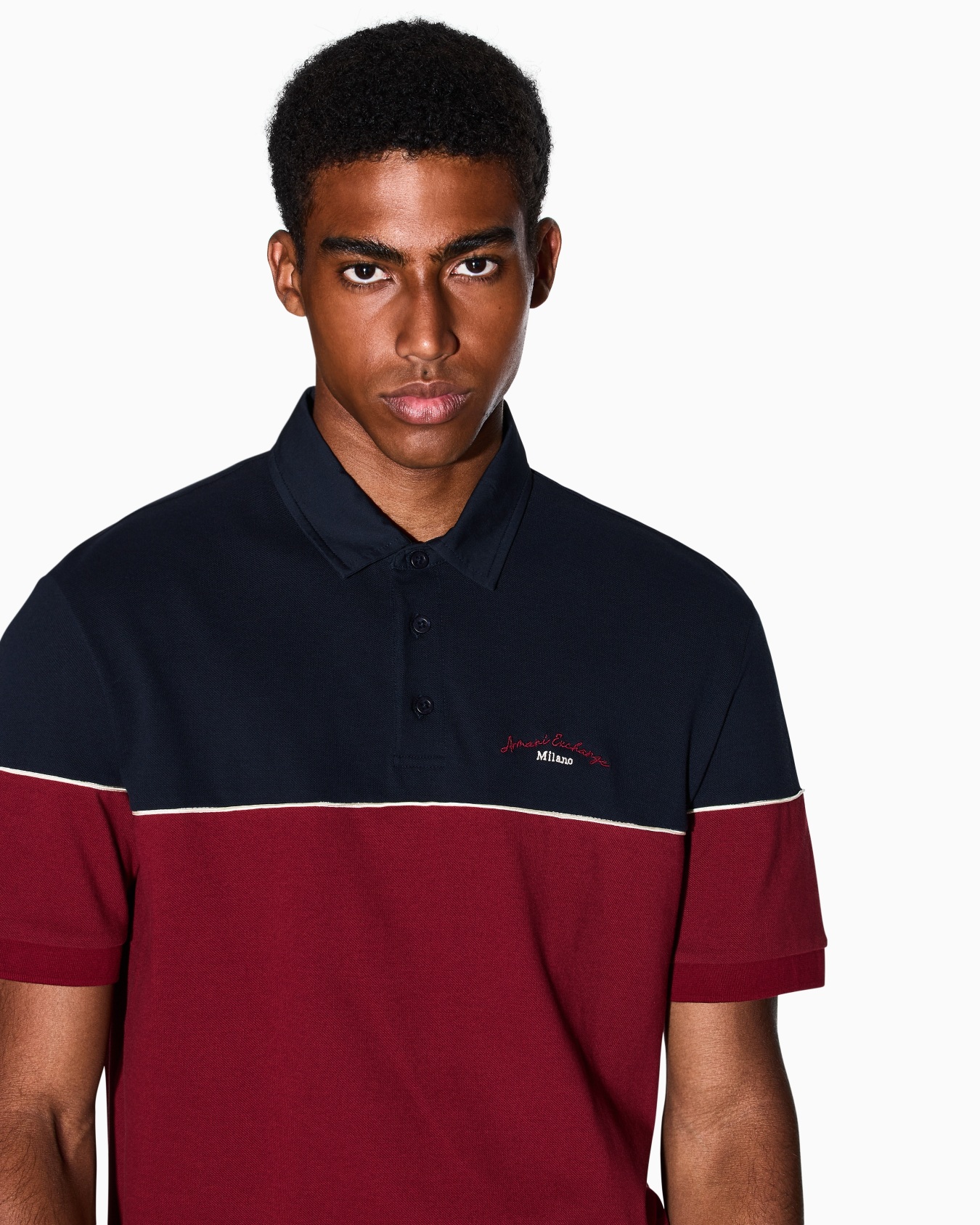Polo bicolor de corte regular Diapositiva 4