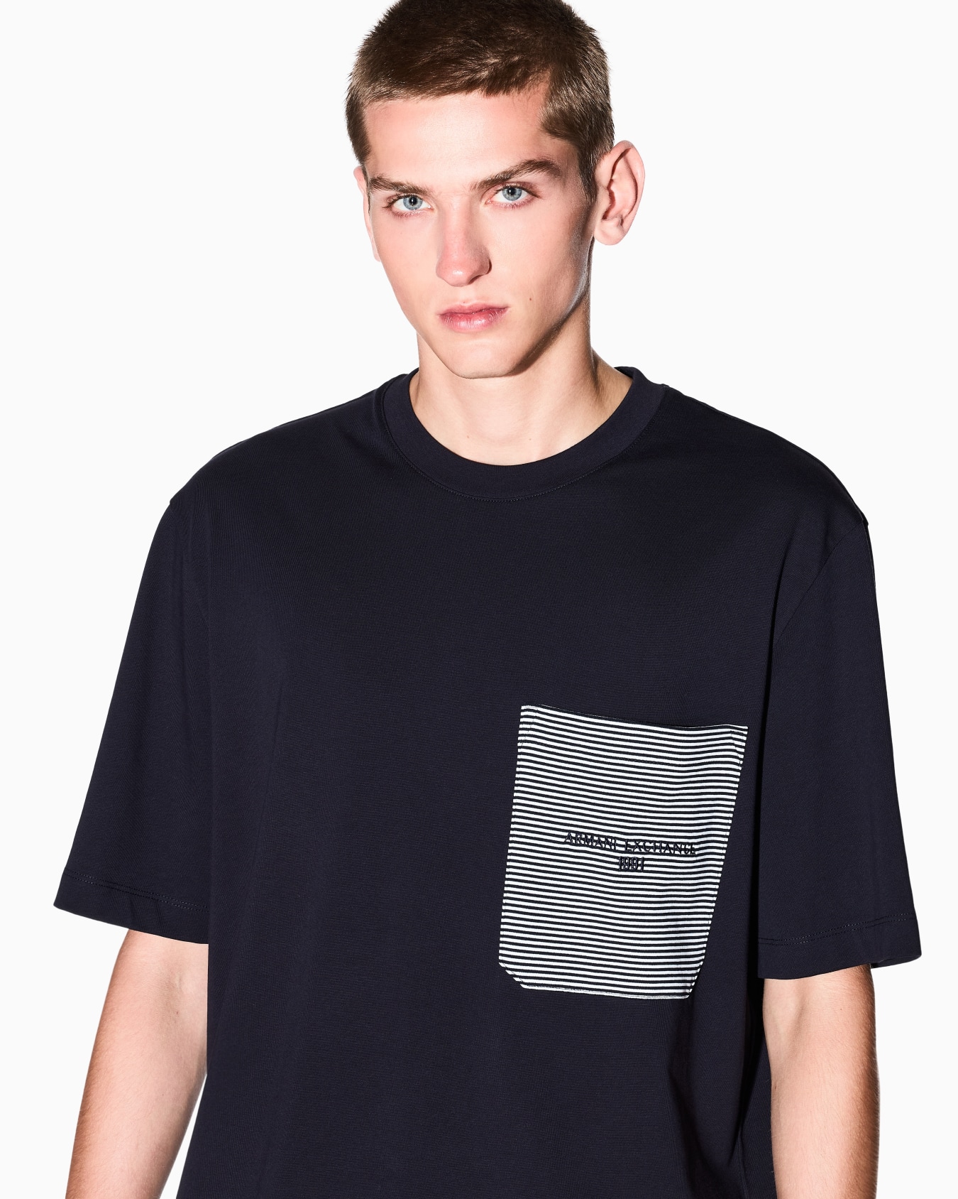 パッチポケットディテール 半袖クルーネックTシャツ スライドする 4
