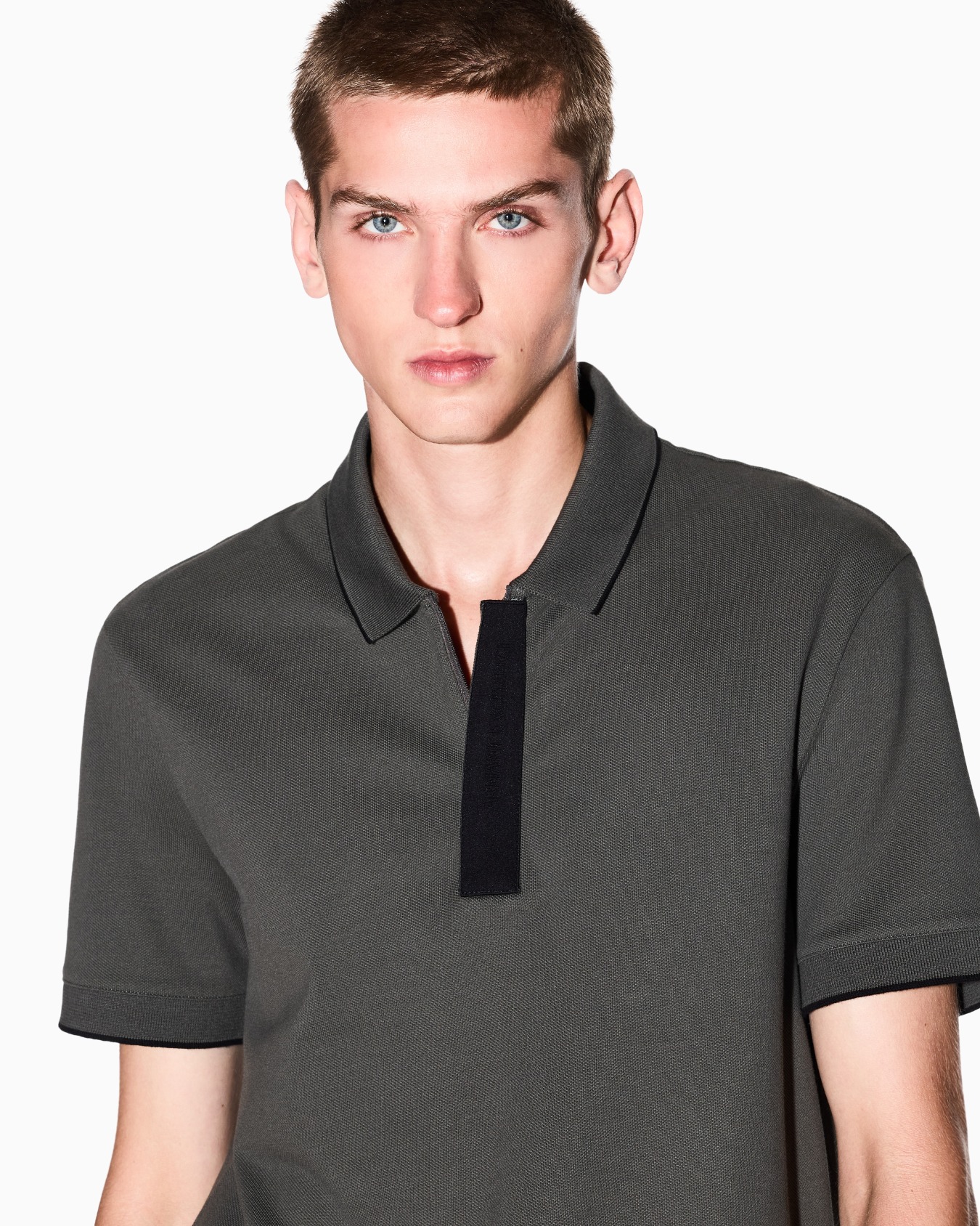 Polo de corte entallado con inserción de botones Diapositiva 4