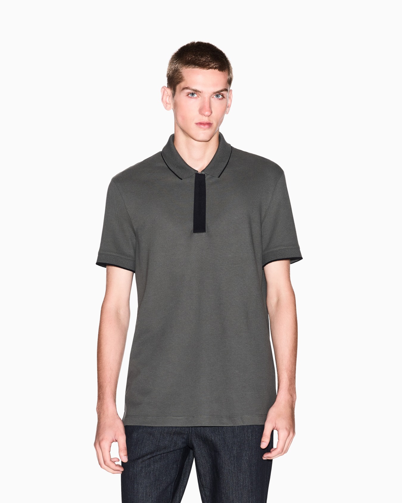 Polo de corte entallado con inserción de botones Diapositiva 3