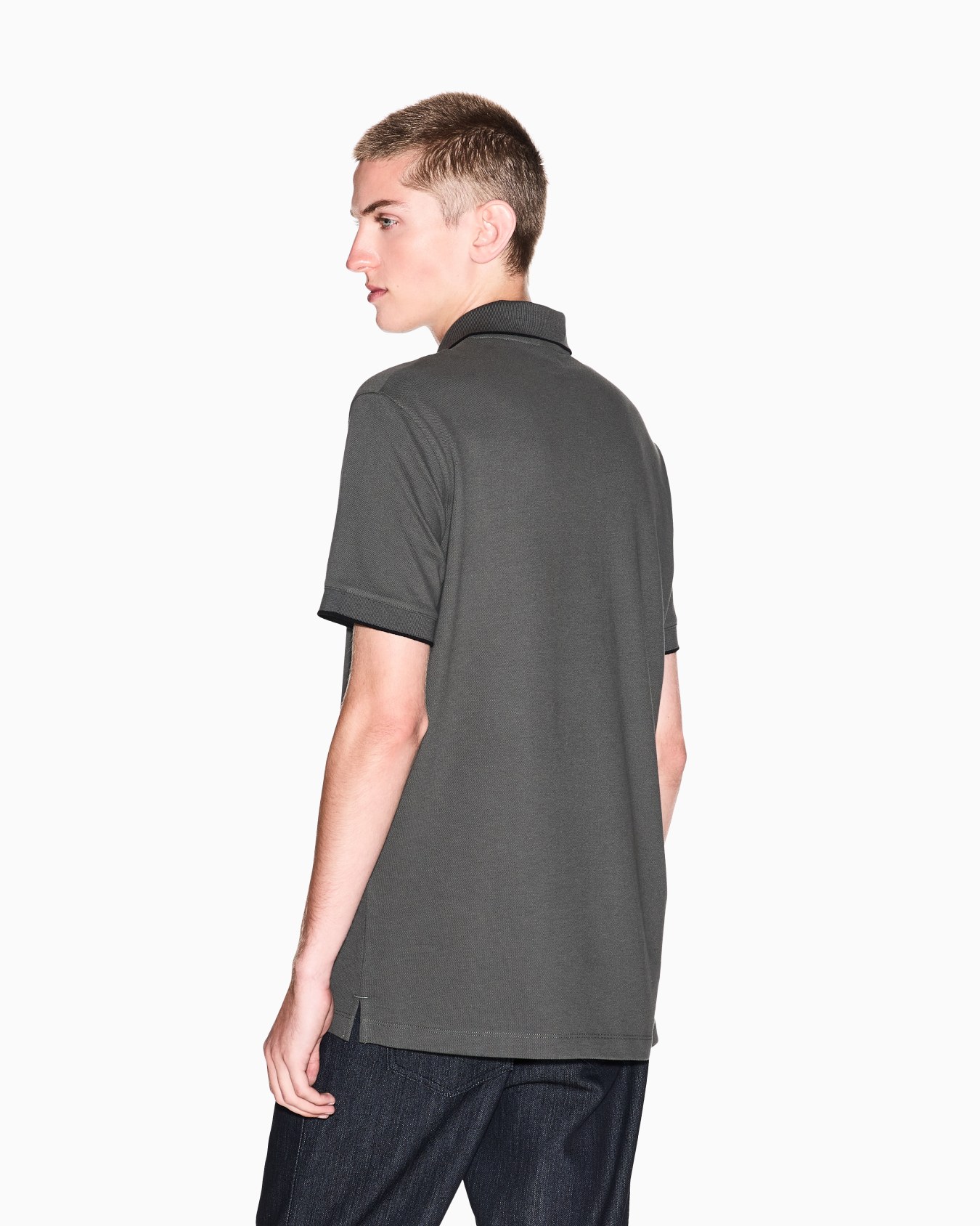 Polo de corte entallado con inserción de botones Diapositiva 2
