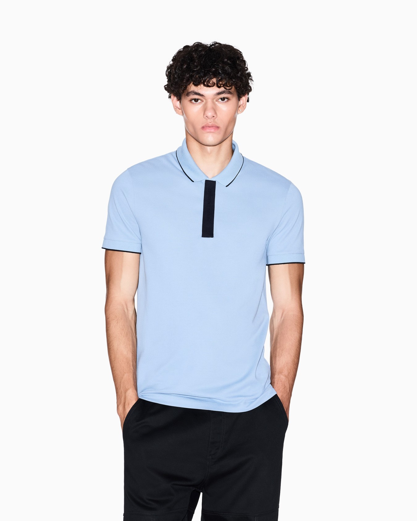 Polo de corte entallado con inserción de botones Diapositiva 3
