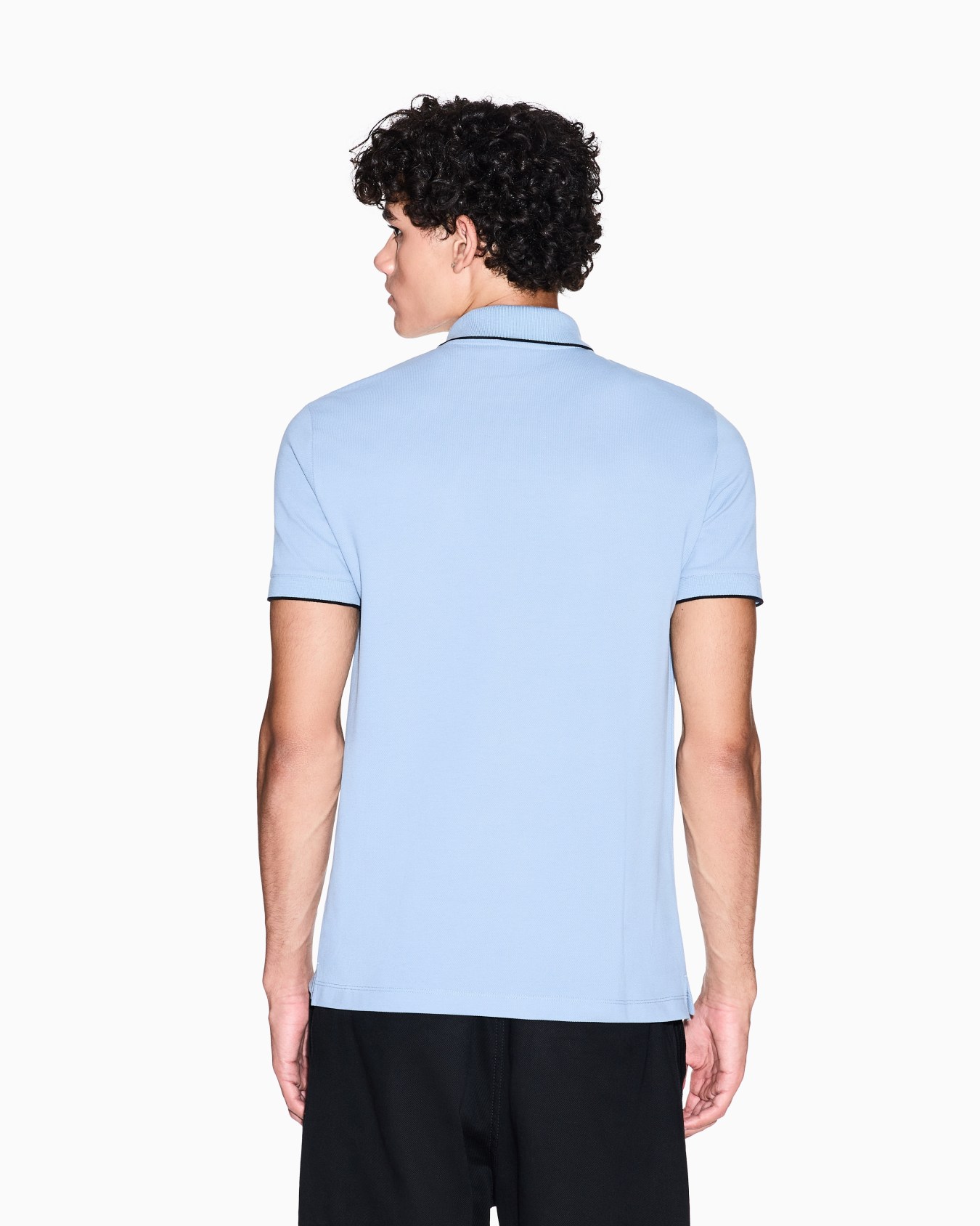 Polo de corte entallado con inserción de botones Diapositiva 2