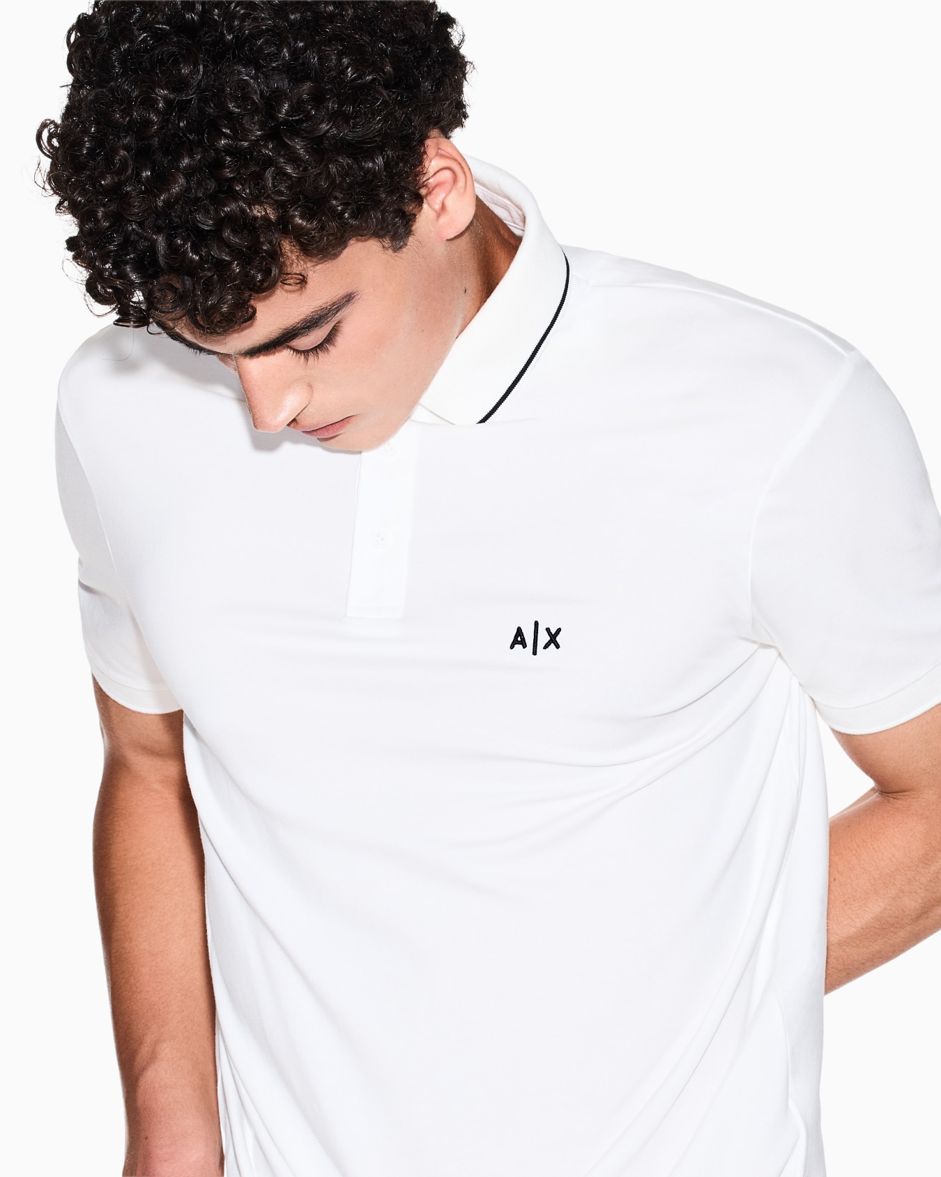 Polo de corte entallado con logotipo y ribete. Diapositiva 4
