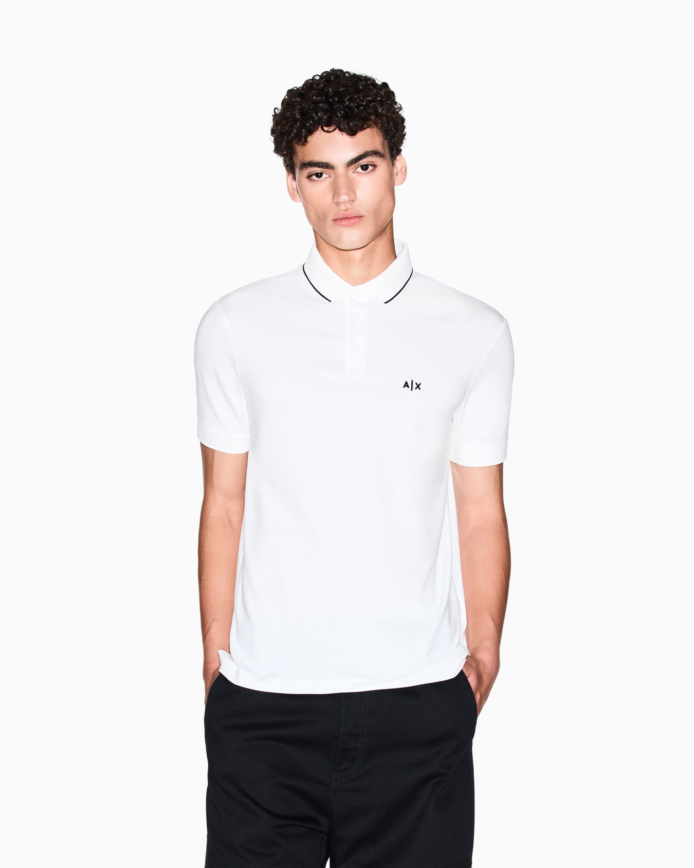 Polo de corte entallado con logotipo y ribete. Diapositiva 3