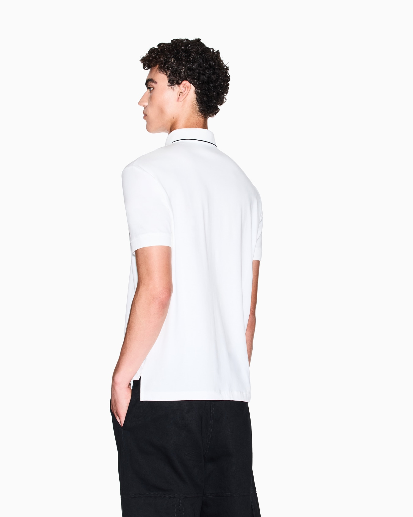 Polo de corte entallado con logotipo y ribete. Diapositiva 2