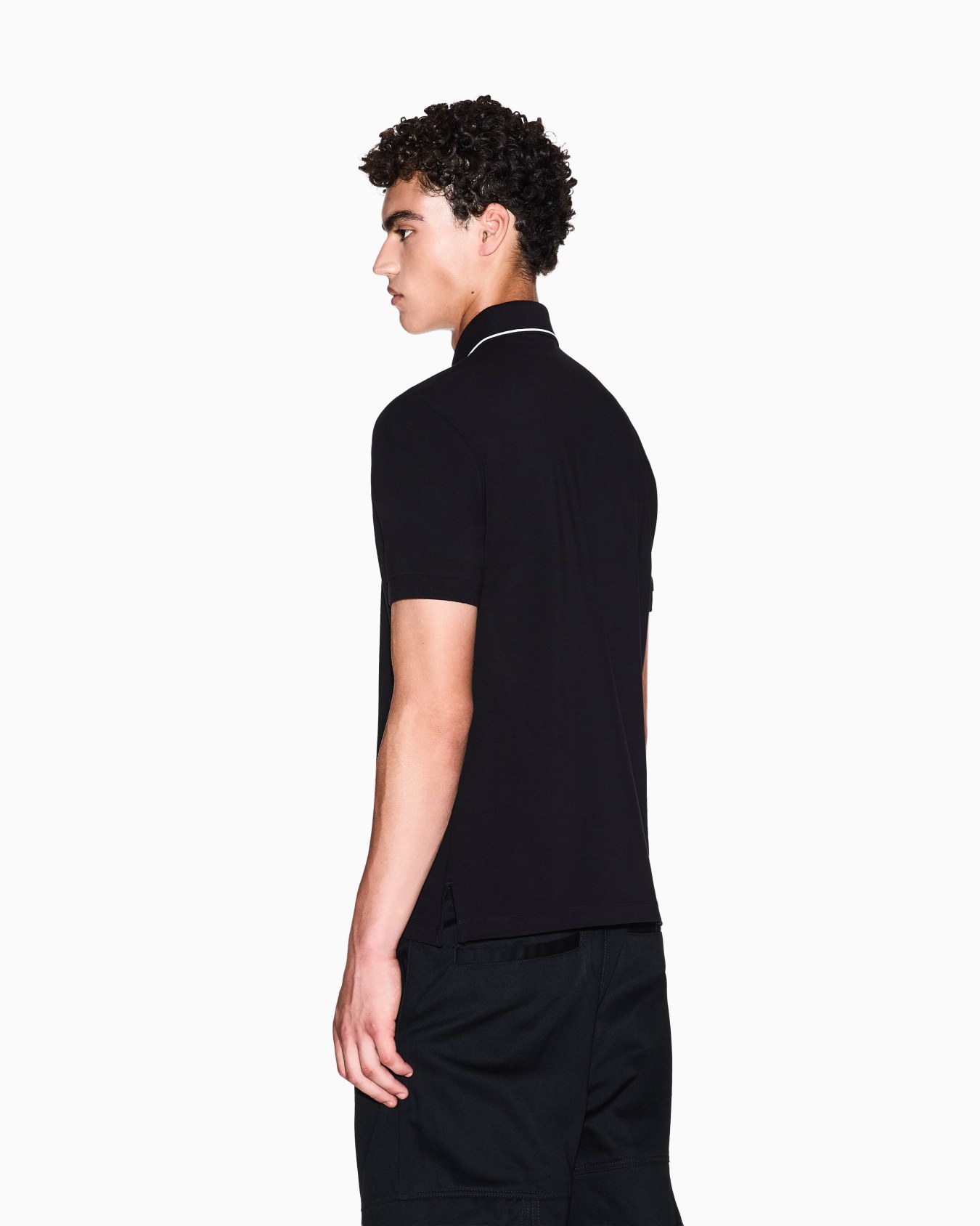 Polo de corte entallado con logotipo y ribete. Diapositiva 2