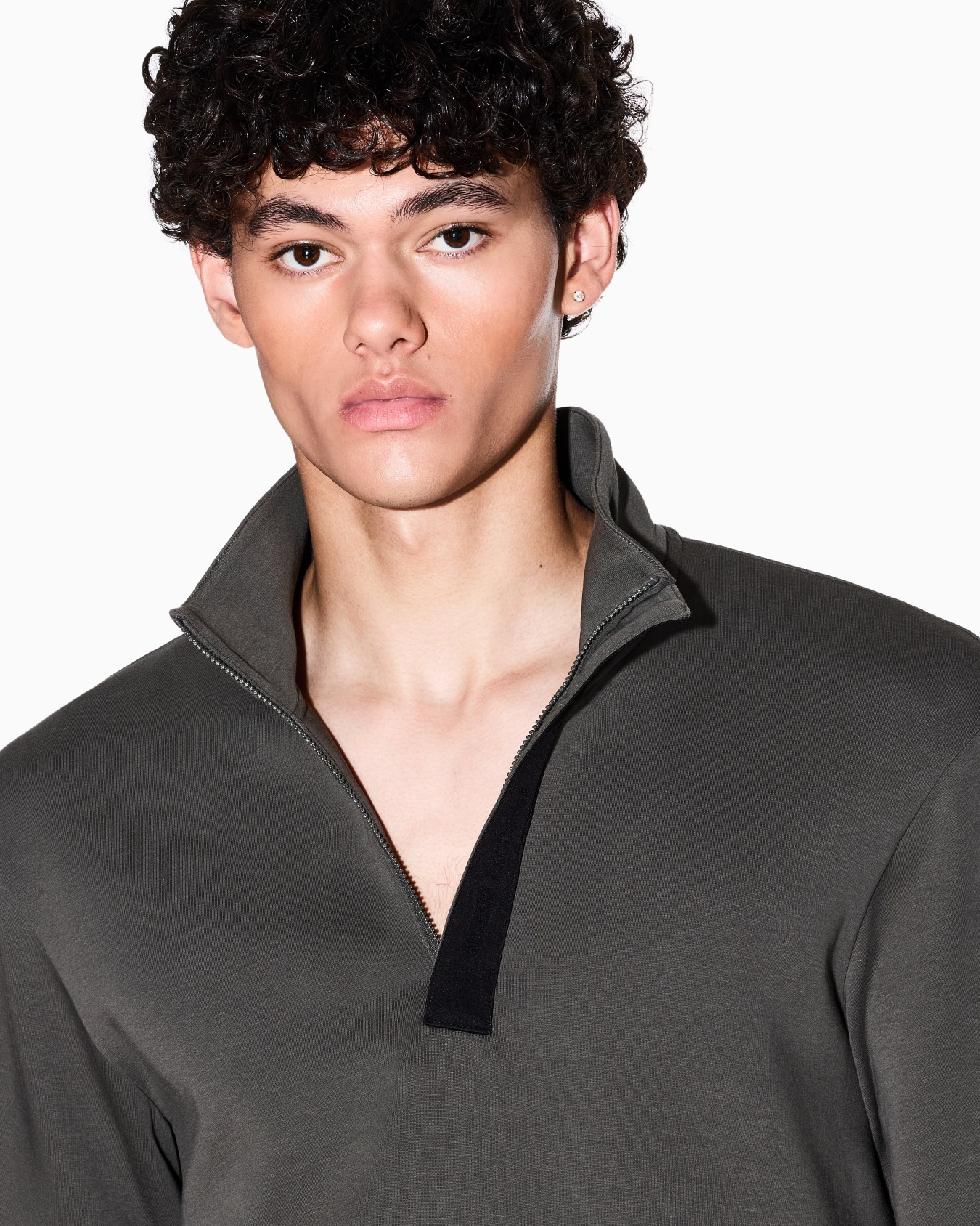 Sweatshirt mit hohem Kragen und Knöpfen Folie 4
