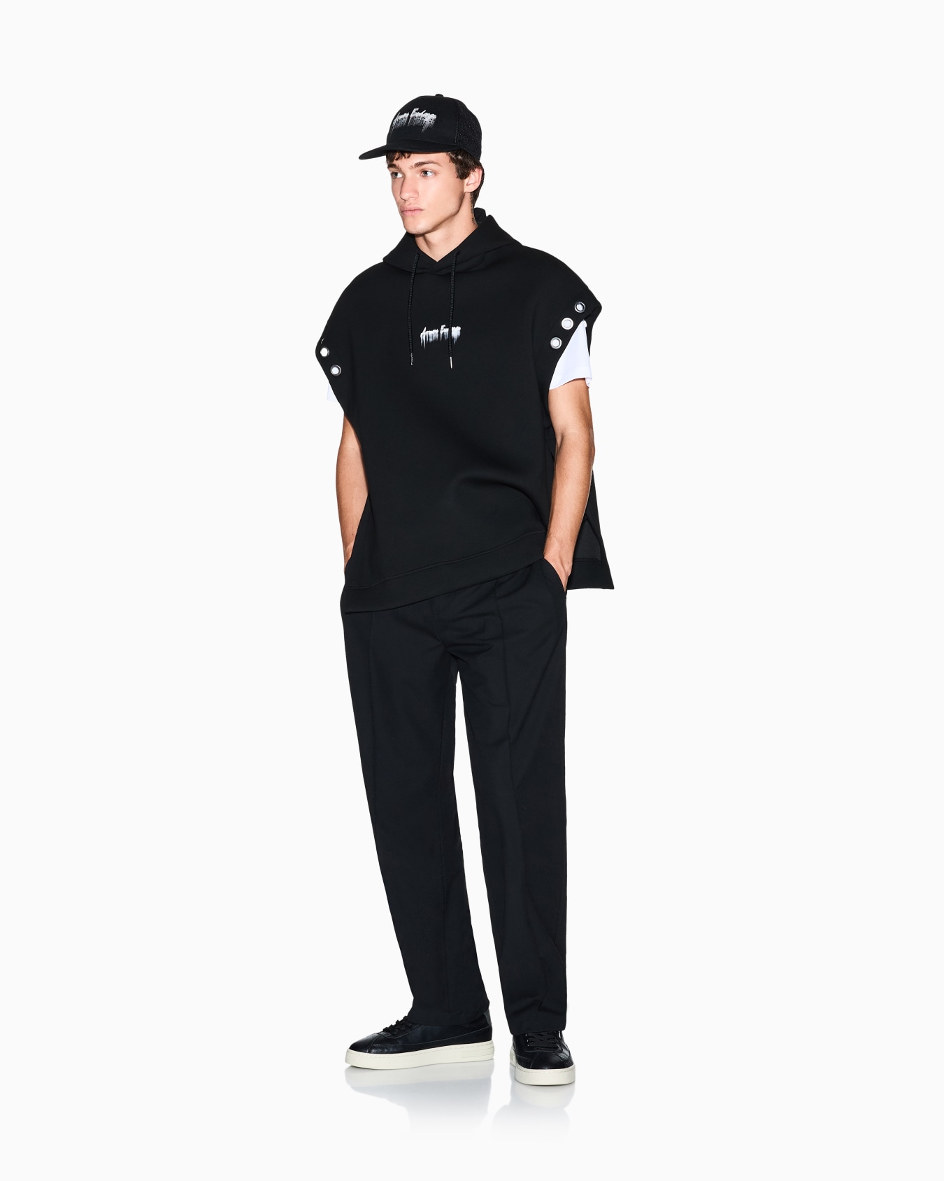 BLACK SLEEVELESS LOGO EYELET HOODIE Diapositive 1