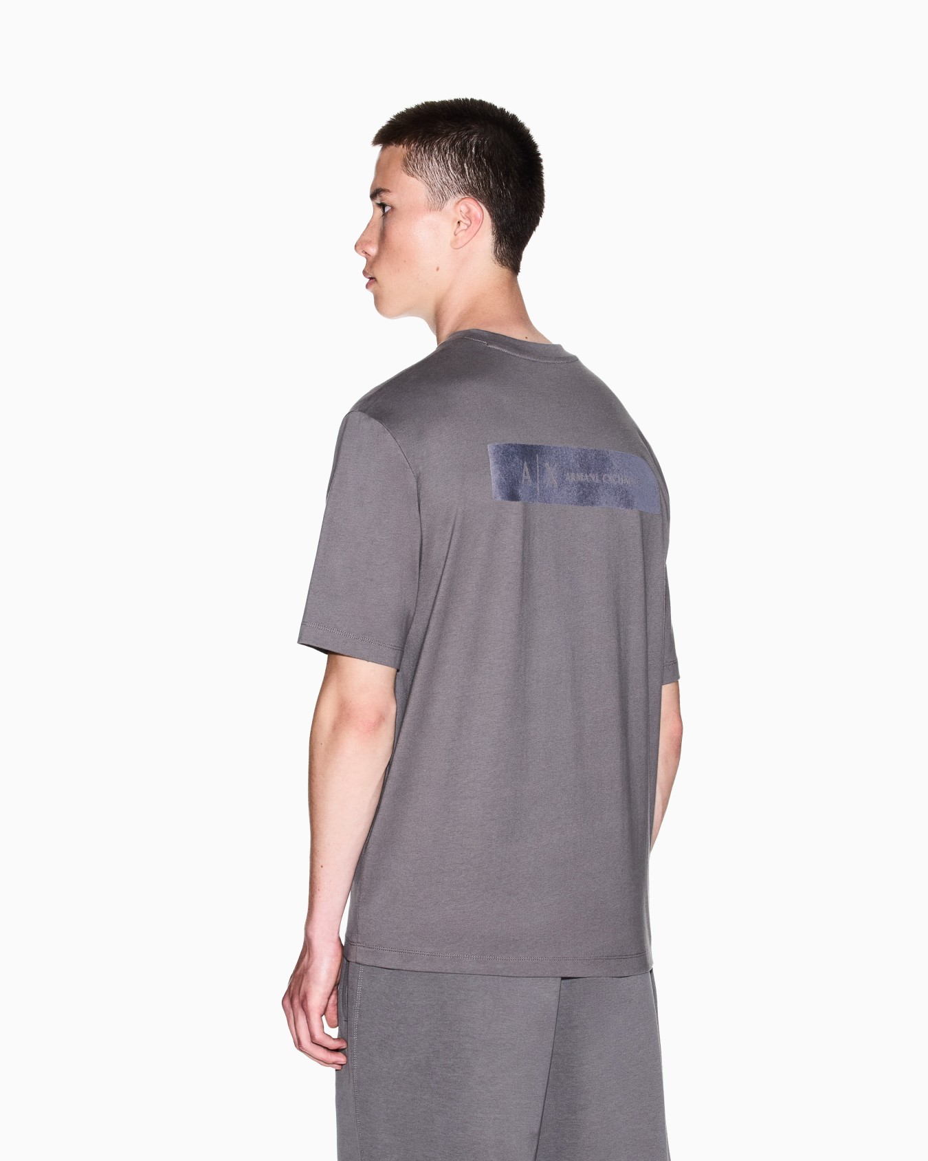 Camiseta de corte regular con estampado en la espalda. Diapositiva 2