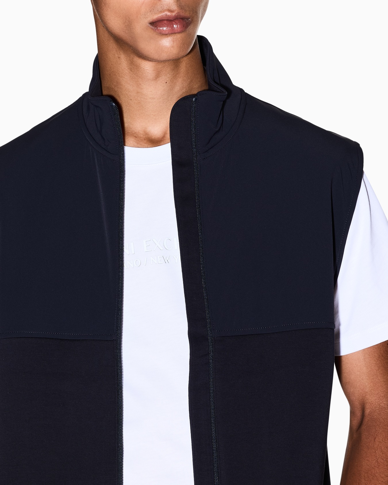 Full zip bimaterial vest Slide 4