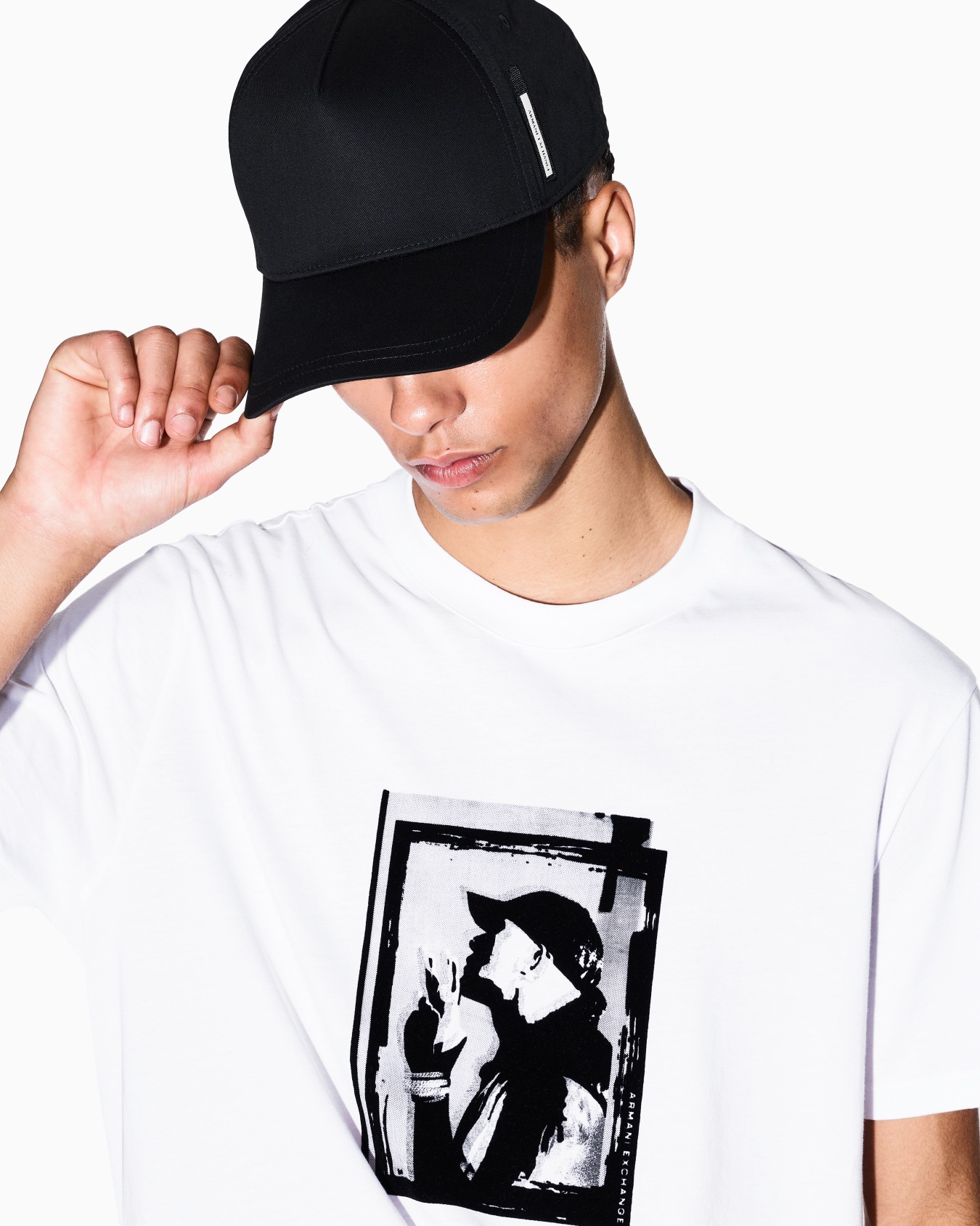 Cap with visor and logo label Slide 2